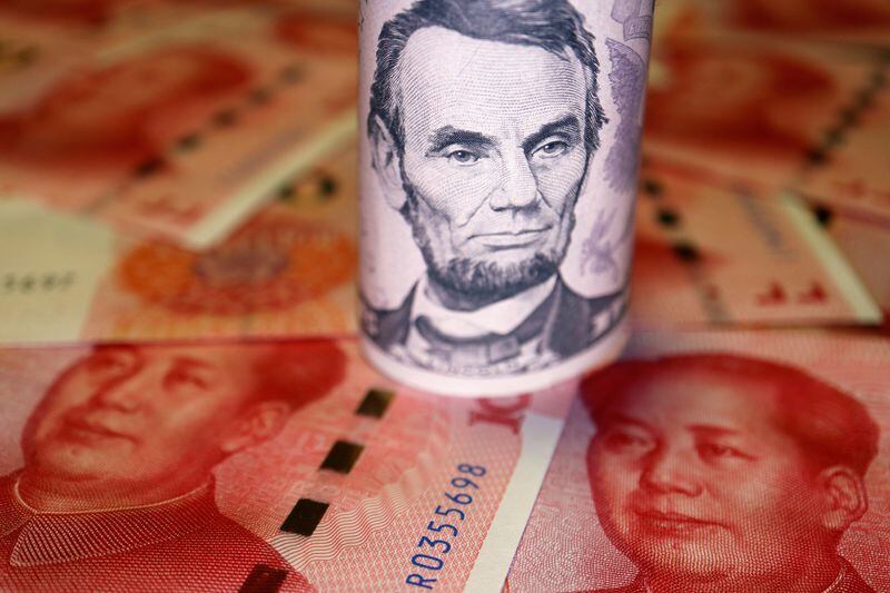 Los problemas internos de la economía china y la firmeza de las tasas de interés en EEUU hicieron que el yuan caiga 6% respecto del dólar en lo que va del año
REUTERS/Florence Lo/Ilustración/Archivo