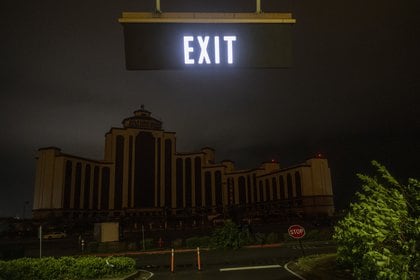 Hotel en la oscuridad por cortes de energía en Lake Charles (AFP)