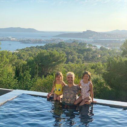 Mauro Icardi y sus dos hijas, Francesca e Isabella, en la casa que alquilaron en Ibiza