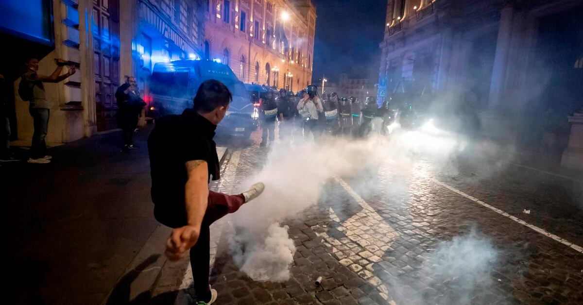 Il governo italiano chiederà di mettere al bando il movimento fascista nel Paese dopo una notte di caos a Roma