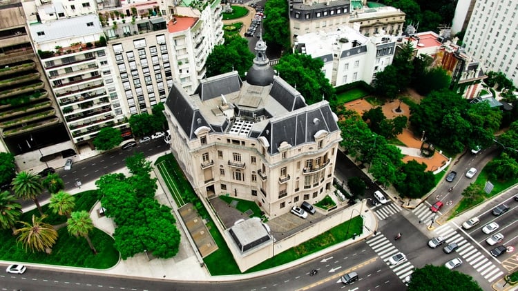 El Palacio Ortíz Basualdo -sede de la Embajada de Francia en Argentina- es uno de los mayores patrimonios arquitectónicos y culturales de la Ciudad de Buenos Aires (Thomás Khazki)