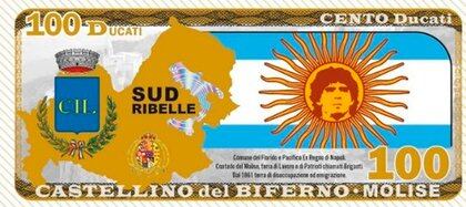 En el de 100 el astro futbolístico está en el sol de la bandera argentina
