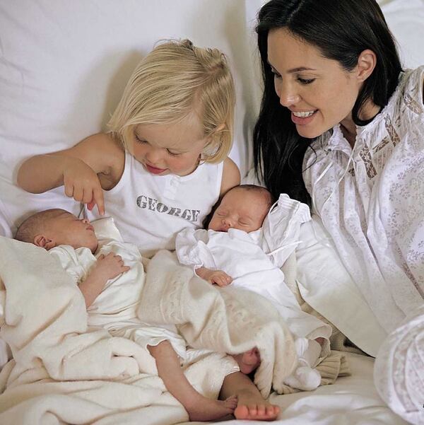 Angelina Jolie dio a luz a los mellizos Knox y Vivienne en el 2008