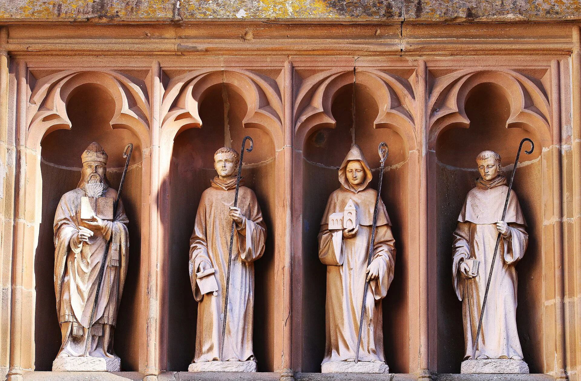 Majestuosidad de santos católicos en el arte barroco de vidrieras en catedrales. Todos los días hay una celebración onomástica. (Imagen ilustrativa Infobae)