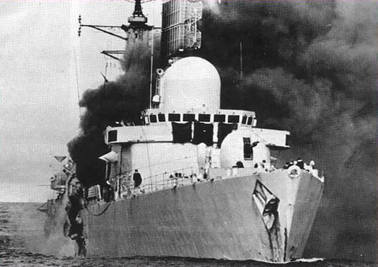 El HMS Sheffield, impactado por las fuerzas argentinas en el Atlántico Sur el 6 de mayo de 1982.