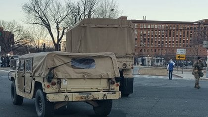 Camiones del Ejército se encuentran desplegados en las calles de Washington DC