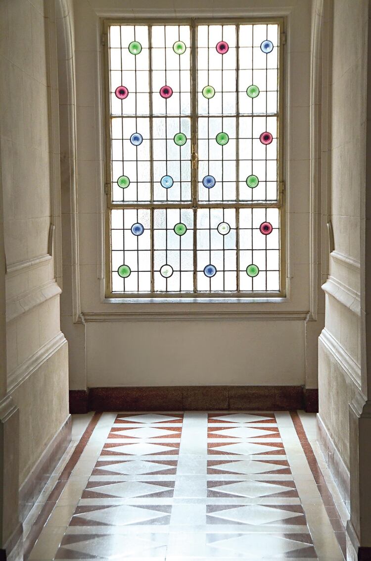 Uno de los vitrales â€“presentes en las ventanas de cada cuerpoâ€“ se caracteriza por su diseÃ±o de cÃ­rculos de colores.