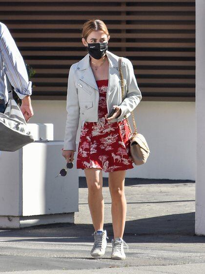 Lucy Hale paseó por las calles de Los Ángeles, California. Se la vio con un vestido estampado rojo y blanco, y una campera de jean. Completó su outfit con una cartera y unas zapatillas de botita, y tapabocas