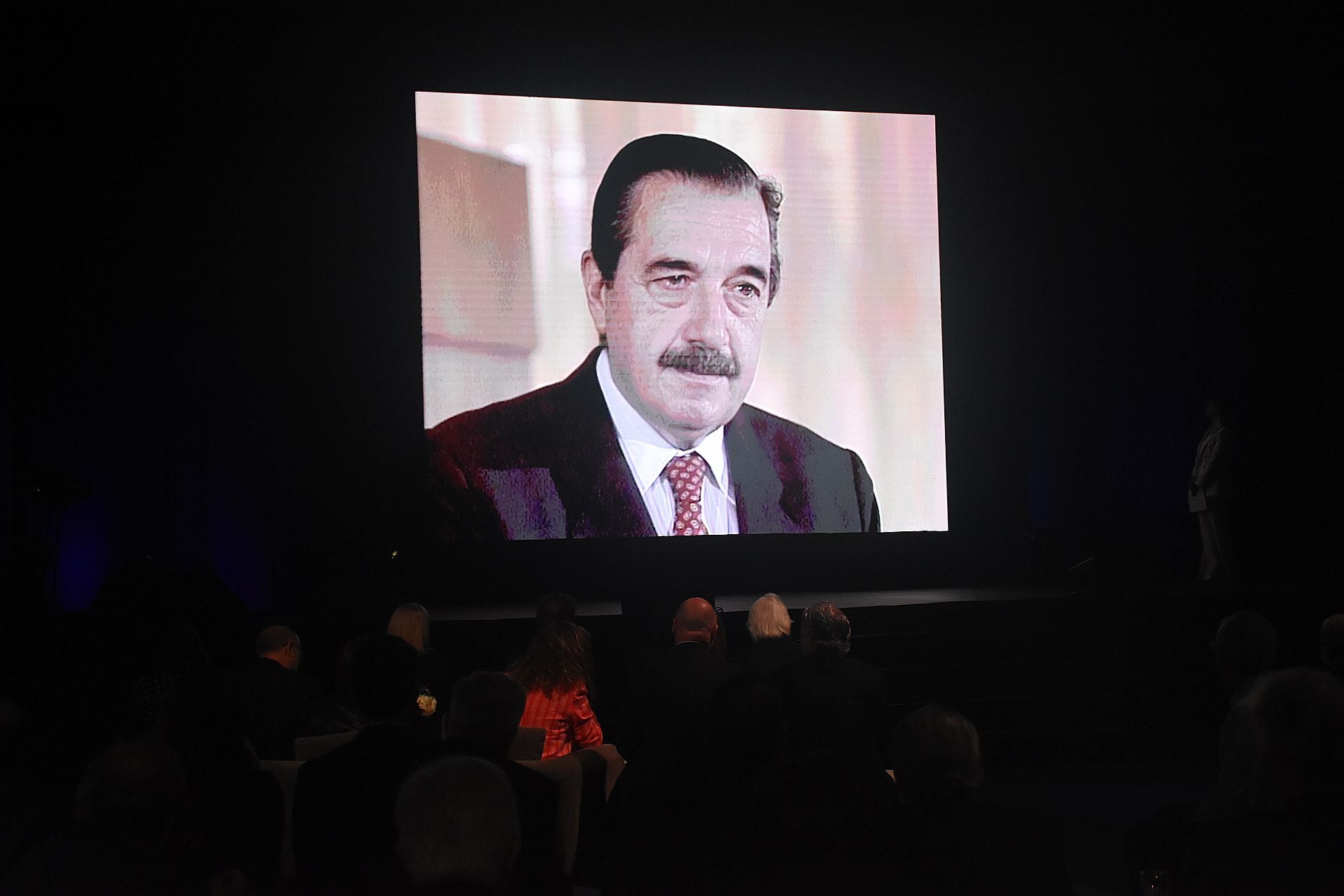 "Es una pieza artística que conmemora los 40 años de la democracia”, dIjo Fabiana Ricagno, ideóloga del documental con producción de DirecTV y Diego Guebel. 110 minutos de un filme como resultado de la consolidación de un sistema de gobierno que cumple 4 décadas, de una idea que demandó meses de investigación, de una ejecución que se resolvió en 17 jornadas de grabación y de una publicación que necesitó de 8 semanas para la edición