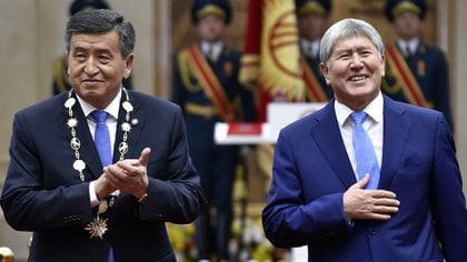 El presidente de Kirguistán, Sooronbai Jeenbekov (izquierda), aplaude durante su ceremonia de inauguración, junto con el ex presidente Almazbek Atambayev en una foto del 24 de noviembre de 2017 (REUTERS / Vyacheslav Oseledko / archivo)