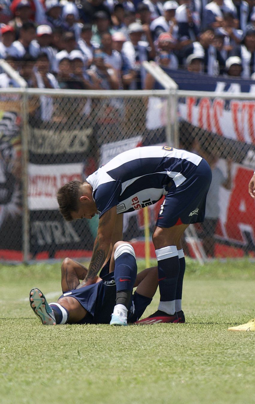 Christian Cueva siendo consolado por Gabriel Costa en Alianza Lima vs Atlético Grau.