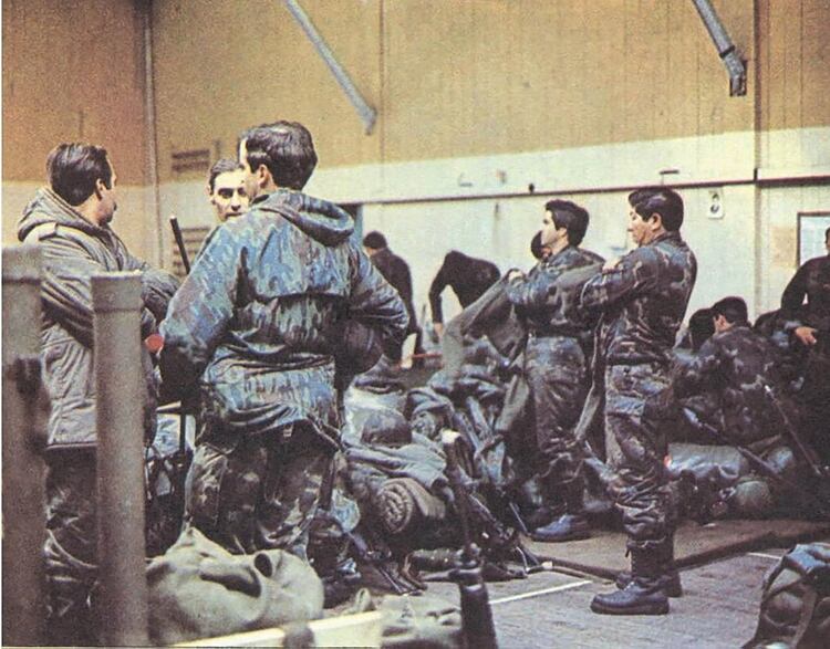Mayo de 1982: los comandosÂ reunidos en la Halconera, como bautizaron al gimnasio de Puerto Argentino requisado a los kelpers y convertido en el cuartel de los comandos del 601