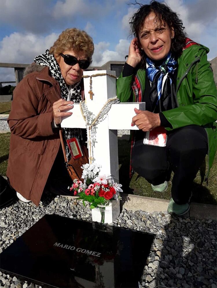 Ramona y Felipa, en la tumba de su hermano en el cementerio de Darwin. Foto: Gentileza Ramona GÃ³mez.