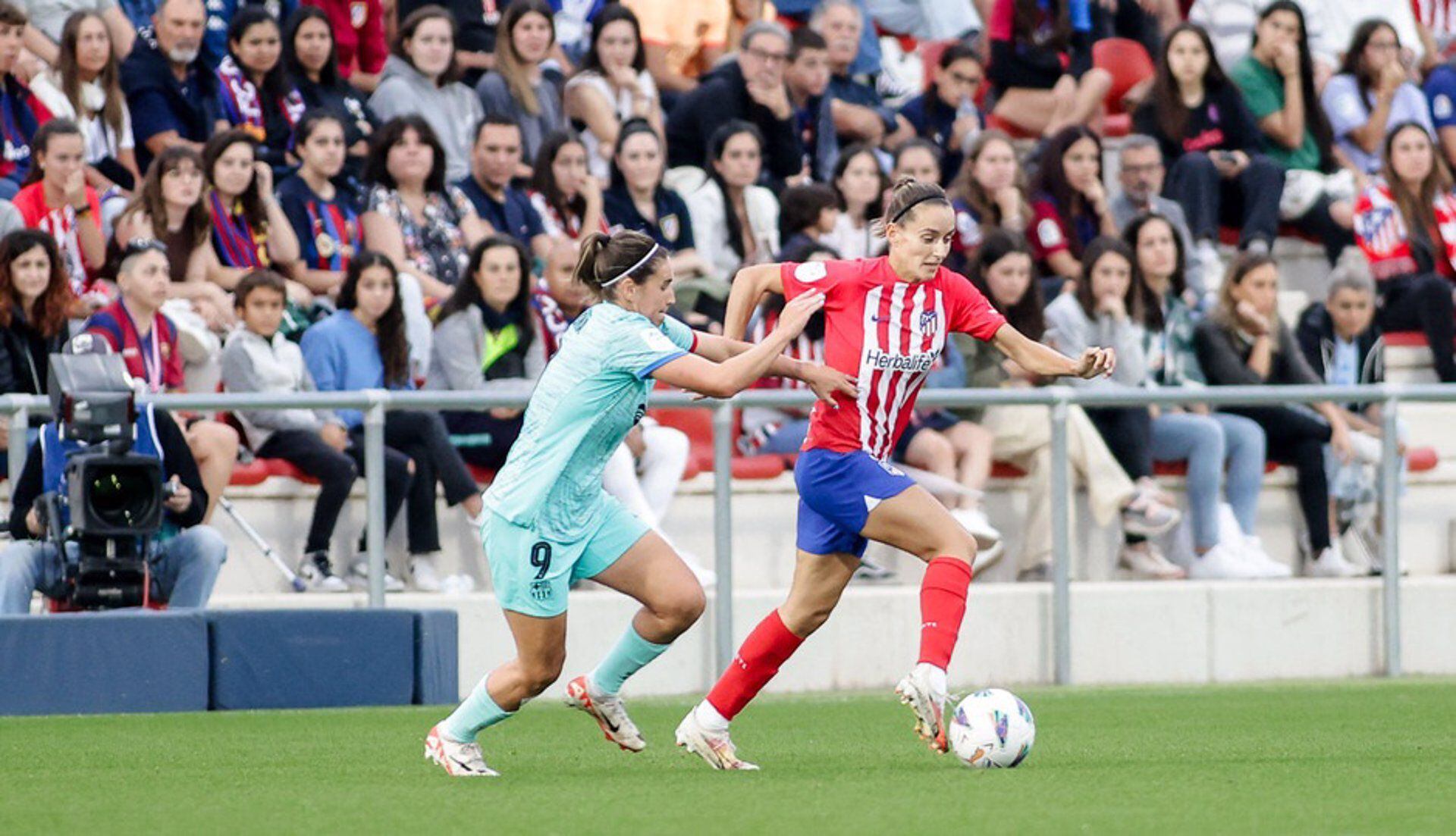 Mariona Caldentey y Ainhoa Vicente Moraza pugnan por un balón en el Atlético de Madrid-FC Barcelona de la Liga F (Álvaro Campo /Atlético de Madrid)