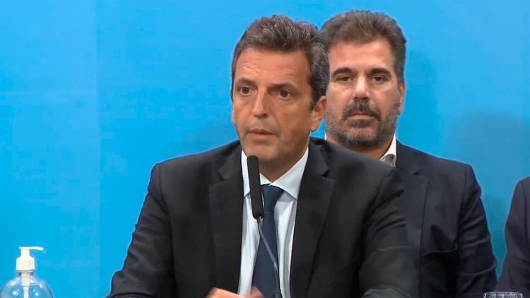 Sergio Massa, junto a diputados de la oposición durante una conferencia de prensa 