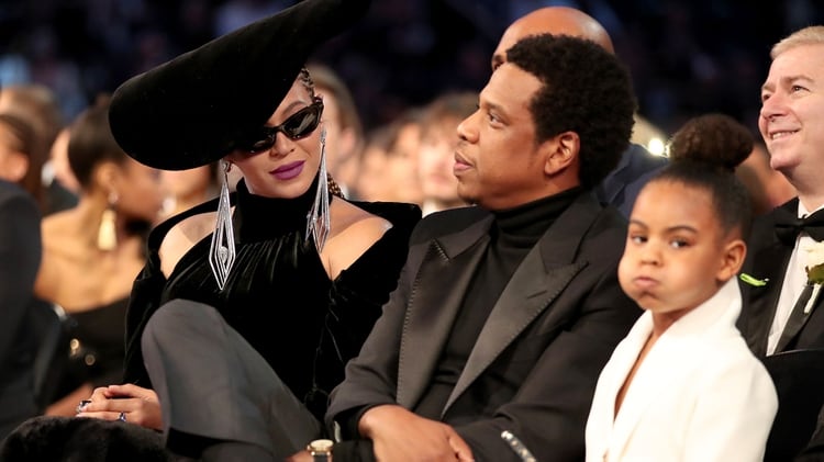 La pareja con su hija mayor, Blue Ivy, durante una edición de los premios Grammy (Getty)