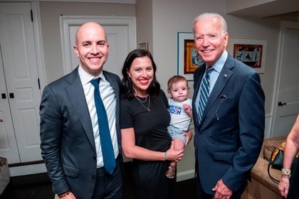 Joseph Biden y Juan González, antes de asumir como presidente de los Estados Unidos (Foto: @Cartajuanero)
