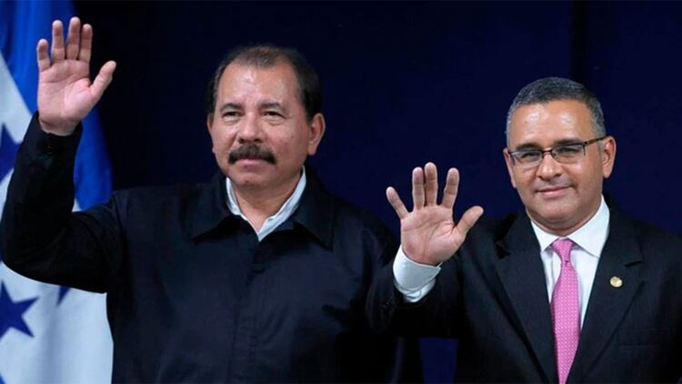 Daniel Ortega junto al ex presidente salvadoreño Mauricio Funes, que acaba de recibir la nacionalidad nicaragüense, además de haber sido nombrado funcionario en la cancillería, mientras en su país lo investigan por enriquecimiento ilícito y solicitan su extradición.
