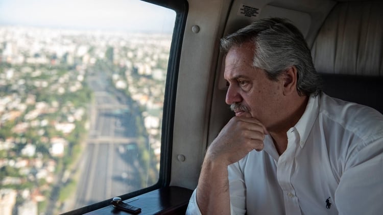 Alberto Fernández, en un sobrevuelo del conurbano bonaerense