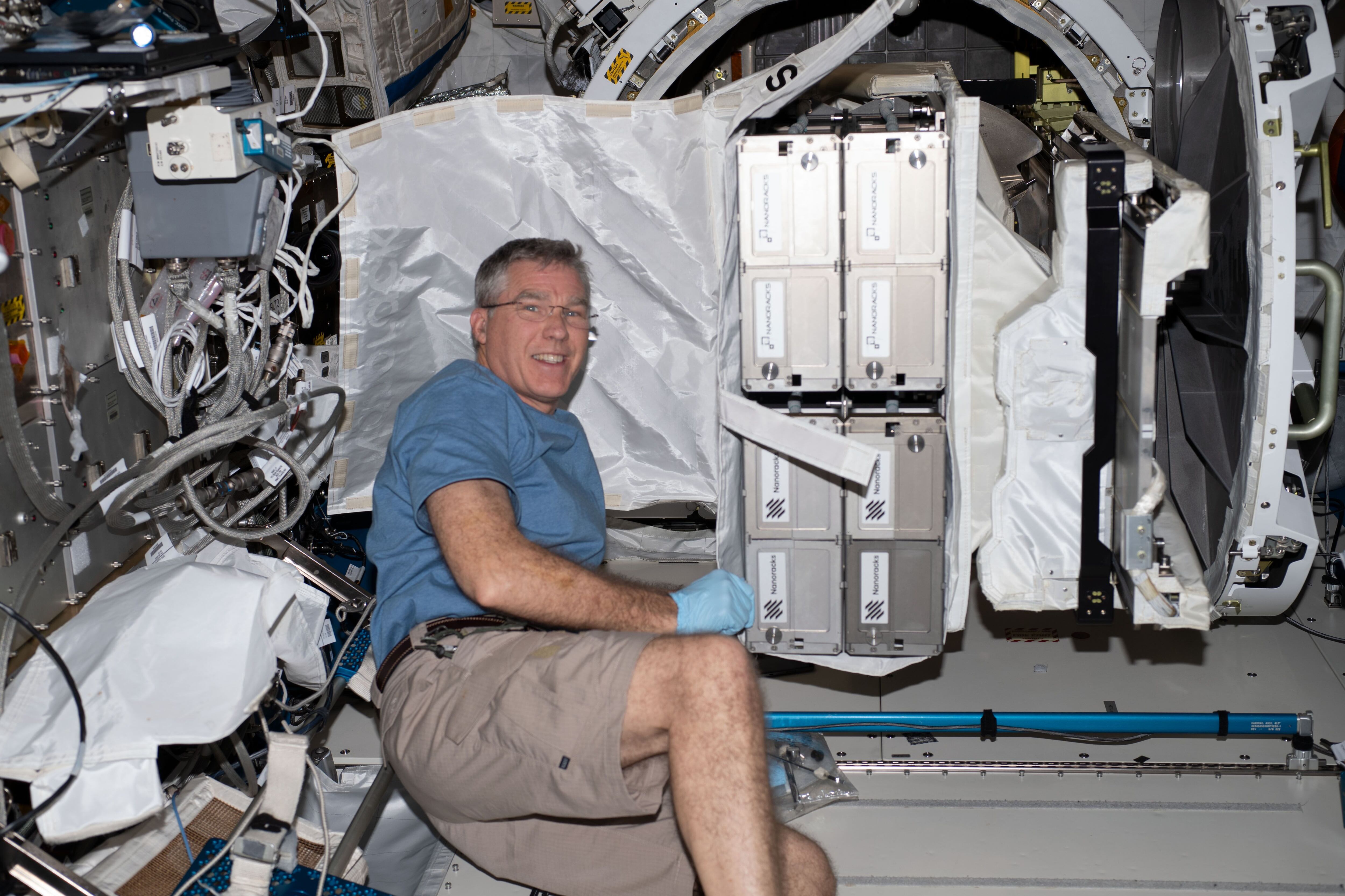 Uno de los astronautas trabajando en la Estación Espacial (NASA)