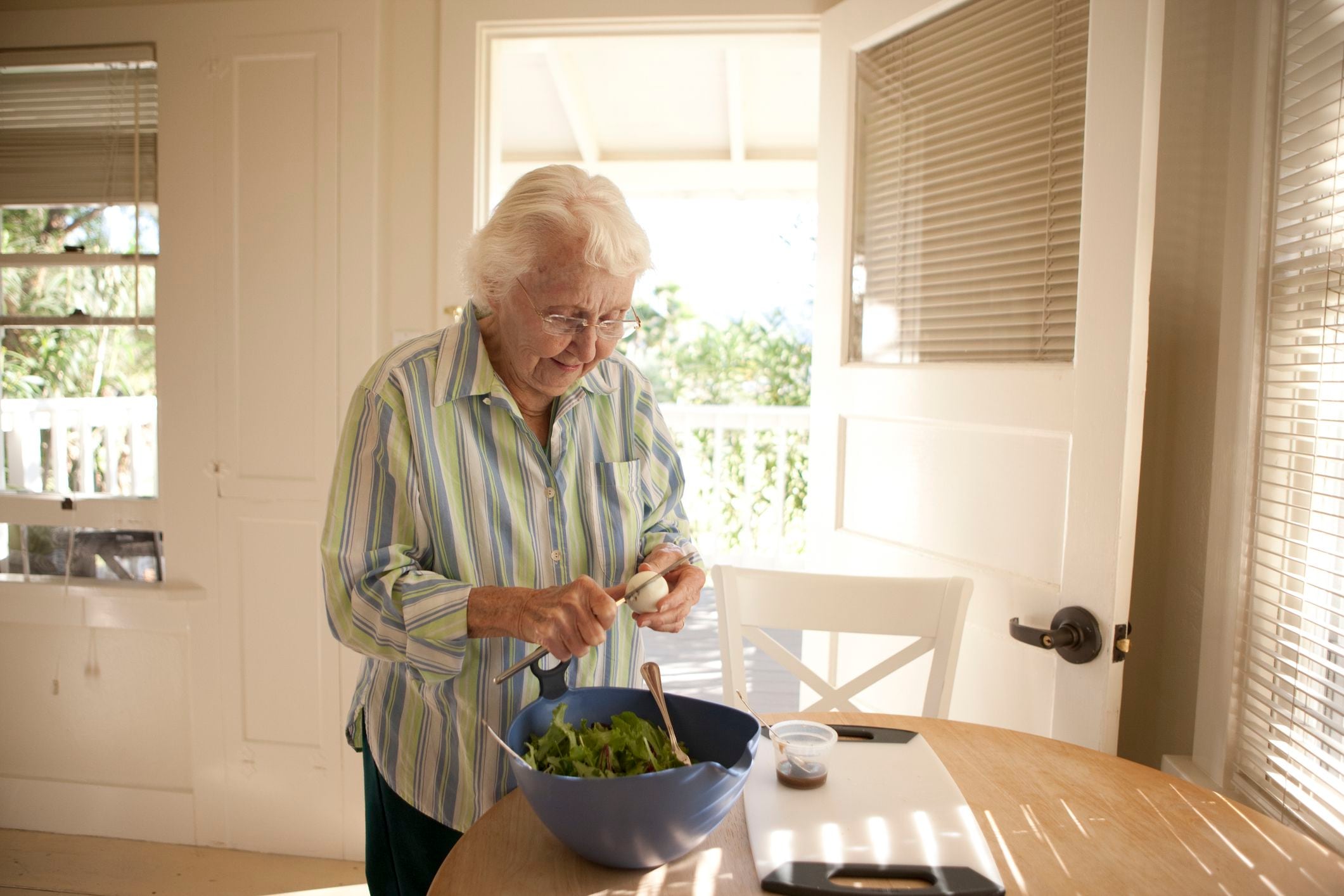 Para desarrollar un envejecimiento saludable, se deberían promover más los entornos favorables a las personas mayores y una atención de salud integrada con énfasis en la atención primaria, según OPS (Getty Images)