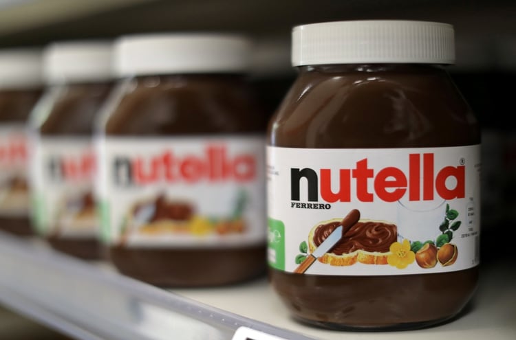 Potes de Nutella en un supermercado de Niza, Francia (REUTERS/Eric Gaillard/File Photo)