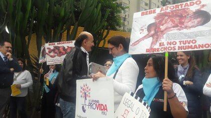 Aborto Organizaciones Pro Vida De America Latina Llevaron Un Petitorio A Embajadas De Argentina Infobae