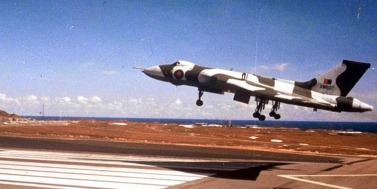 Un Vulcan de la Royal Air Force: los aviones volaron de la isla AscensiÃ³n a Malvinas para lanzar 17 bombas de 500 kilos sobre los aerÃ³dromos de las islas