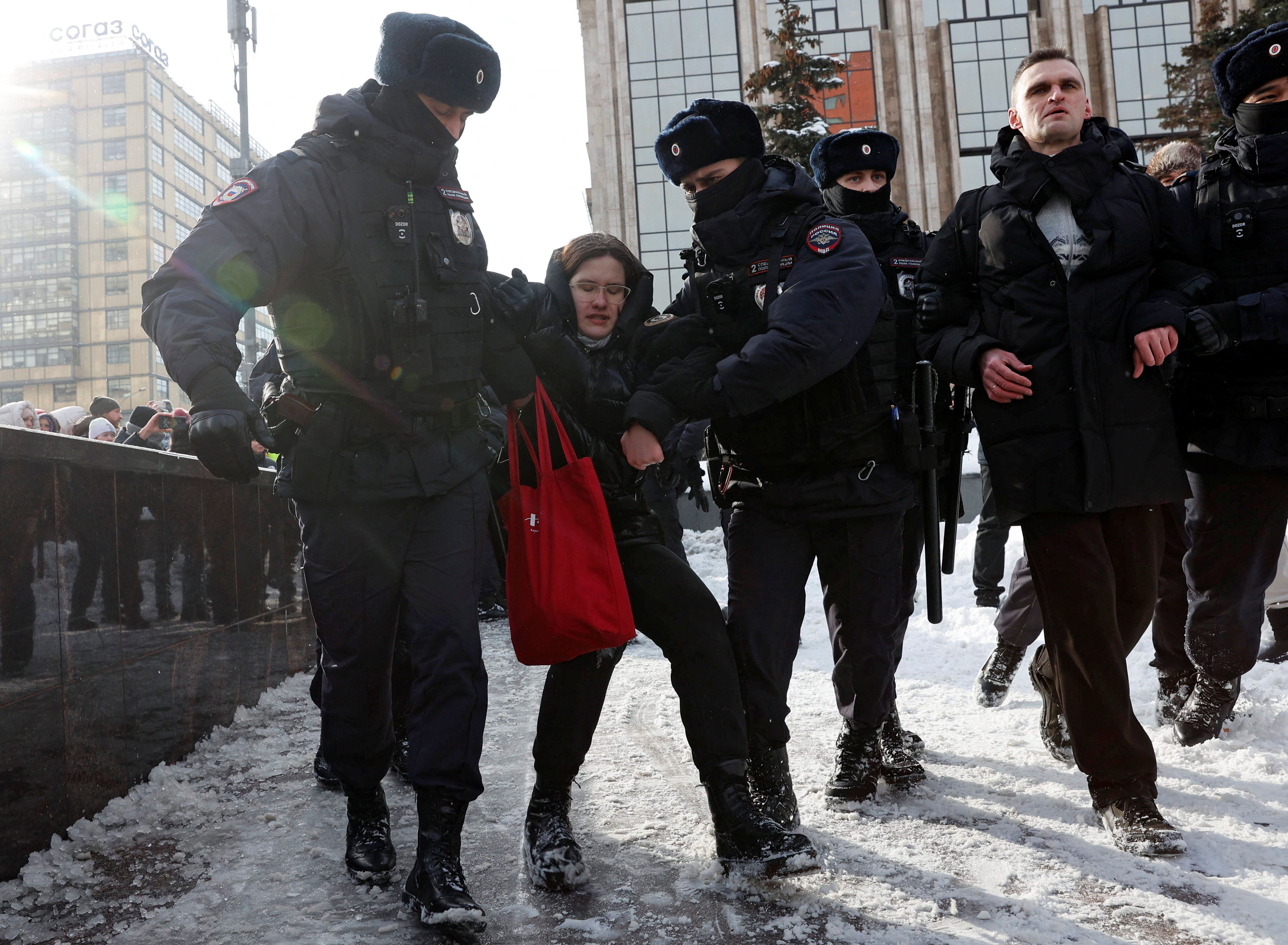 Agentes de policía detienen a varias personas durante una concentración en memoria del líder opositor ruso Alexei Navalny cerca del monumento del Muro del Dolor a las víctimas de la represión política en Moscú este 17 de febrero de 2024 (REUTERS/Stringer)