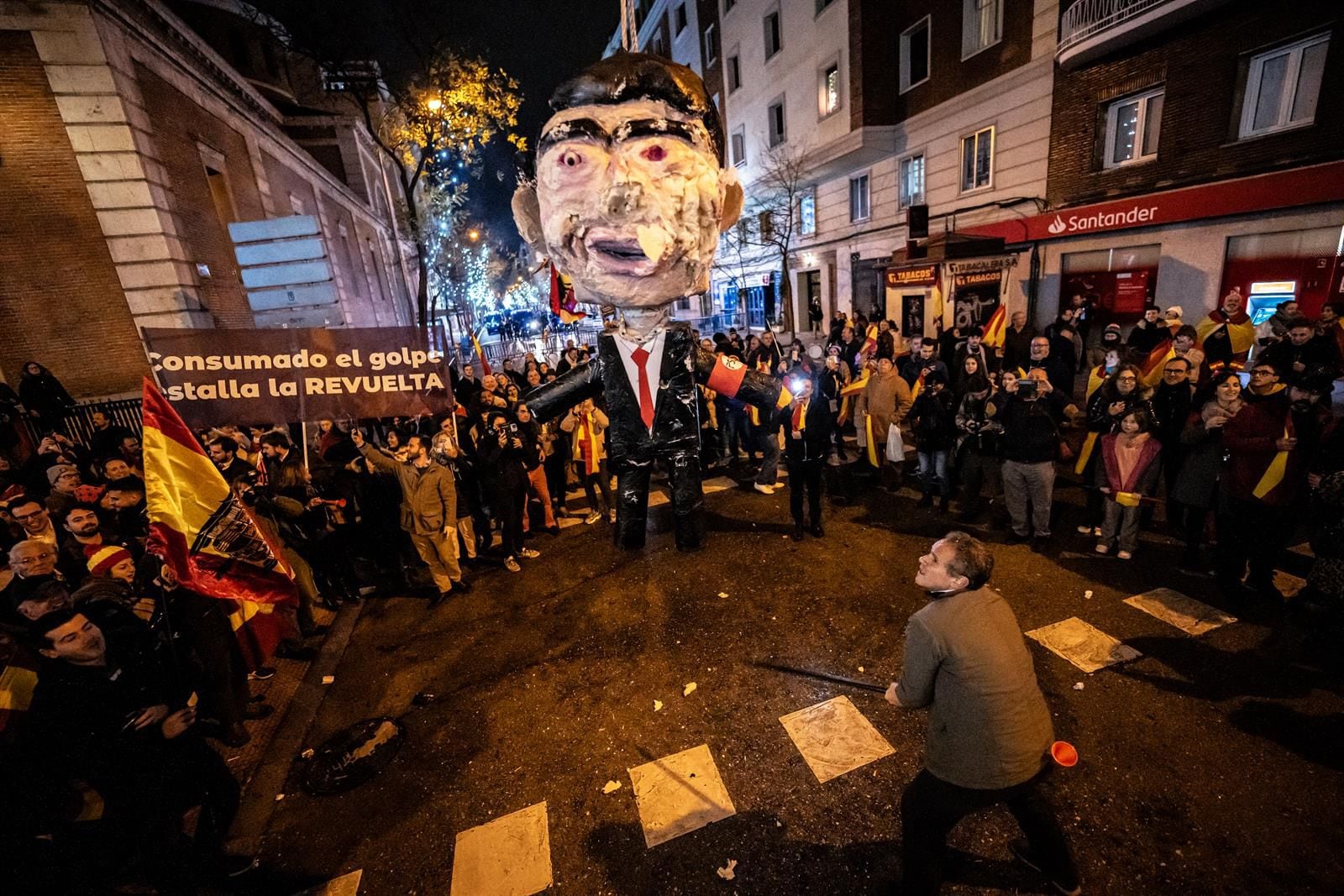 Decenas de personas celebran la entrada del año nuevo en la calle Ferraz, a 1 de enero de 2024, en Madrid (España). (Diego Radamés/Europa Press)
