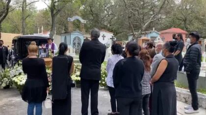 Durante el funeral, familiares cercanos "echaron porras" a la fallecida y también consignas exigiendo justicia (Foto: Captura de pantalla)