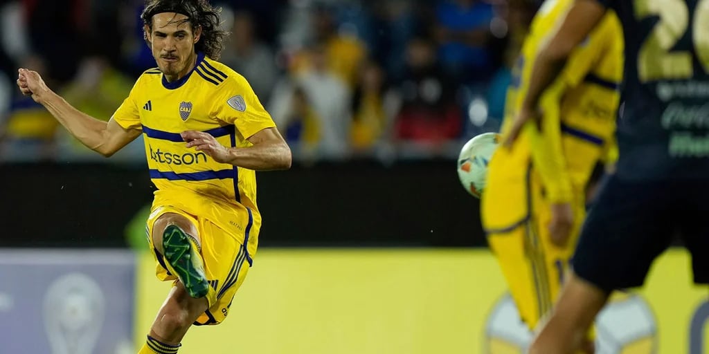 El impactante golazo de tiro libre de Edinson Cavani que le dio la victoria a Boca sobre la hora en Paraguay