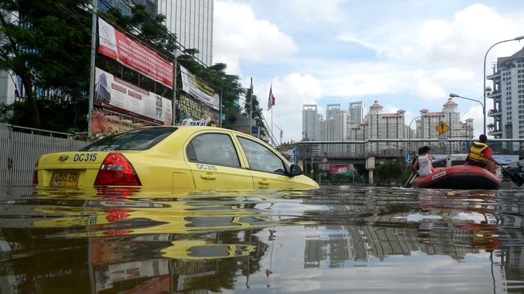 Un taxi atrapado en la inundación de la calle Grogol, en Yakarta, el 10 de febrero de 2015 (Shutterstock)