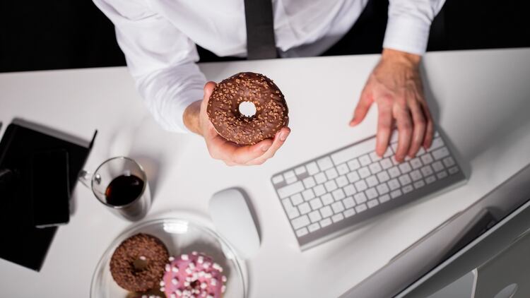 Al extender las jornadas, se alarga también el tiempo de exposición y acceso a los alimentos (iStock)