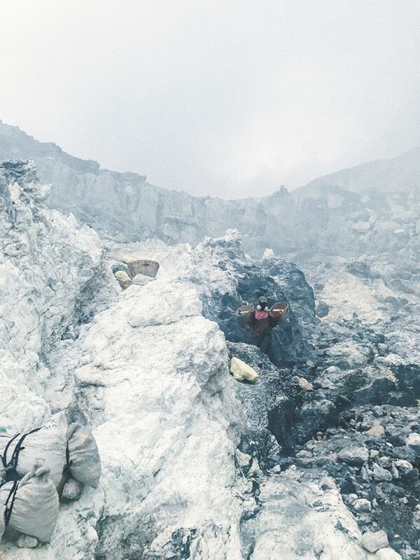 “En el volcán izhen de Indonesia, las nubes y el humo de azufre se mezclan, elevándose lentamente sobre los lagos del cráter. La mina ha sido excavada durante 30 años. Los mineros que recolectan azufre natural están expuestos a gases altamente tóxicos sin ninguna protección “, explicó Chen Lin.