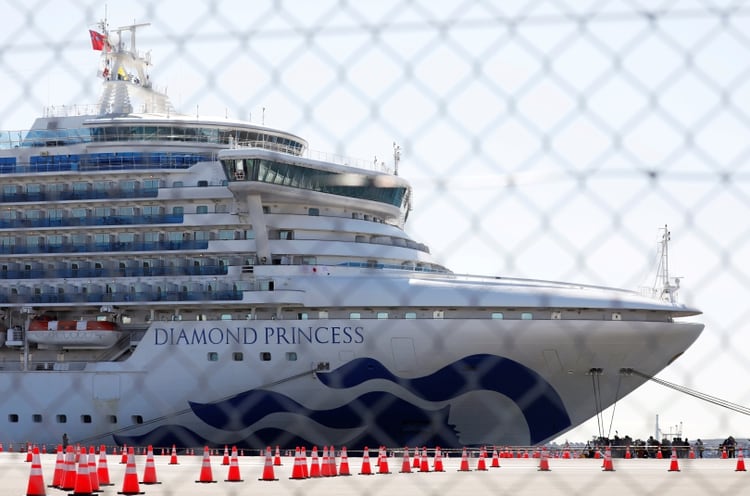 El crucero 'Diamond Princess' llegó a convertirse en el mayor foco puntual de la epidemia de coronavirus fuera de China tras la decisión de las autoridades japonesas de mantener a todo el pasaje en cuarentena durante catorce días sin permitir desembarcar a las personas sanas (REUTERS/Issei Kato/File Photo)