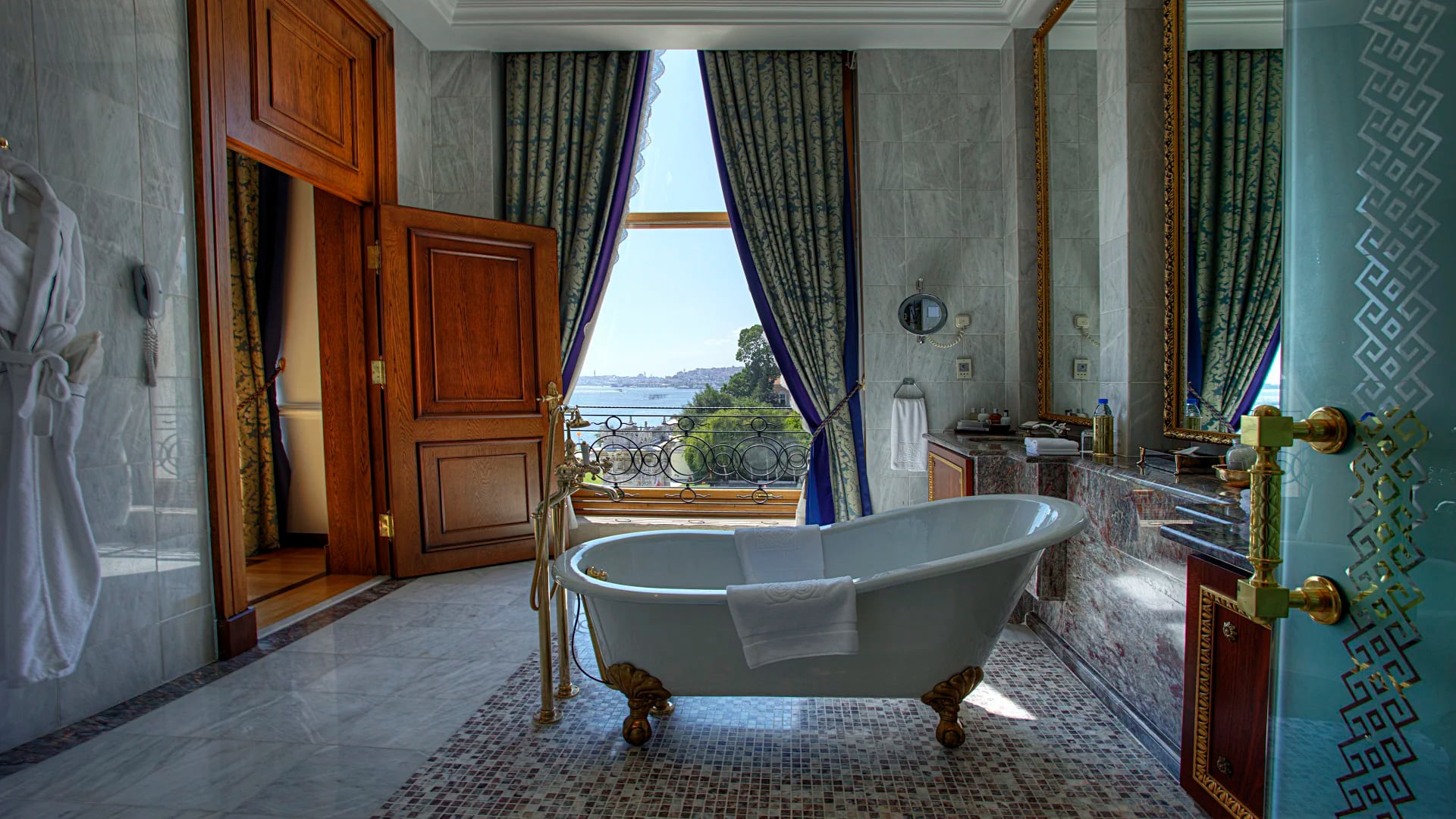 Las suites del hotel con un baño a puro lujo (Fine Hotels Spa & Resort of The World)