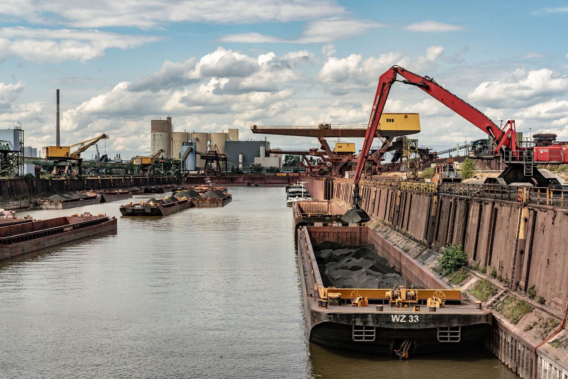 Barcazas de carbón descargadas en el área de ThyssenKrupp AG del puerto interior en Duisburg en Alemania. (FOTO: Bloomberg)