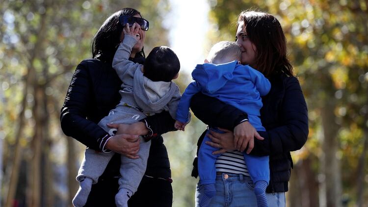 Las francesas Amandine Giraud y su esposa, Laurene Corral, junto a sus hijos Makenzy y Leandre, ambos concebidos vía fertilización asistida (REUTERS/Christian Hartmann)