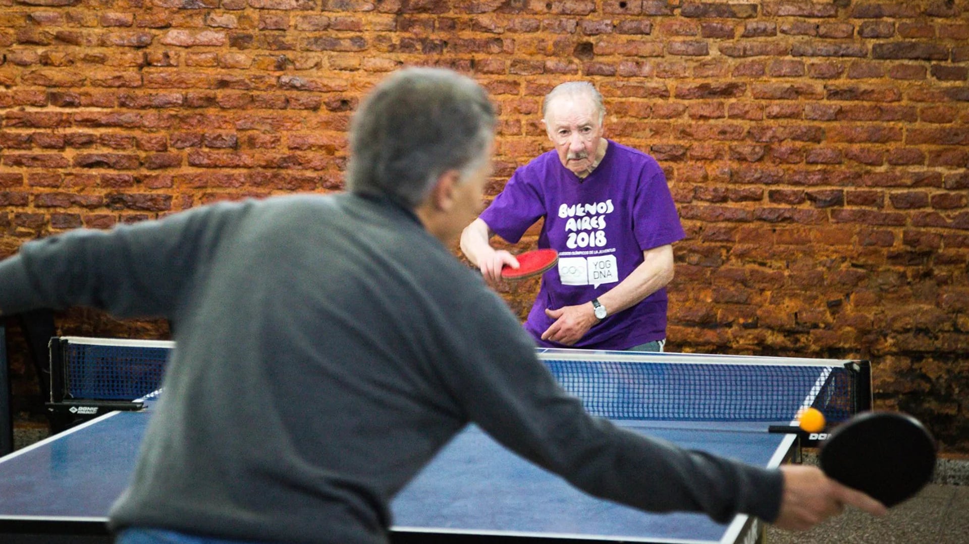 El mandatario jugó al ping pong con un vecino de Buenos Aires.