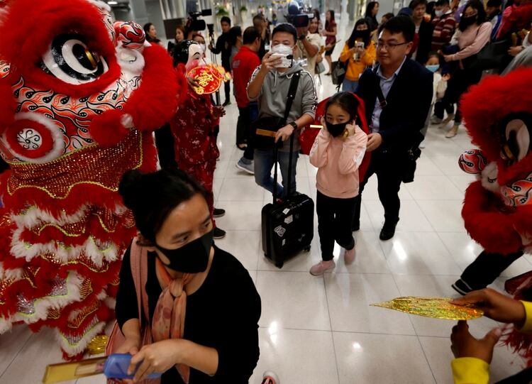 Una turista china usa una máscara cuando llega al aeropuerto de Suvarnabhumi durante una ceremonia de bienvenida de los viajeros del Año Nuevo Lunar chino en Bangkok, Tailandia, el 22 de enero de 2020 (Reuters)