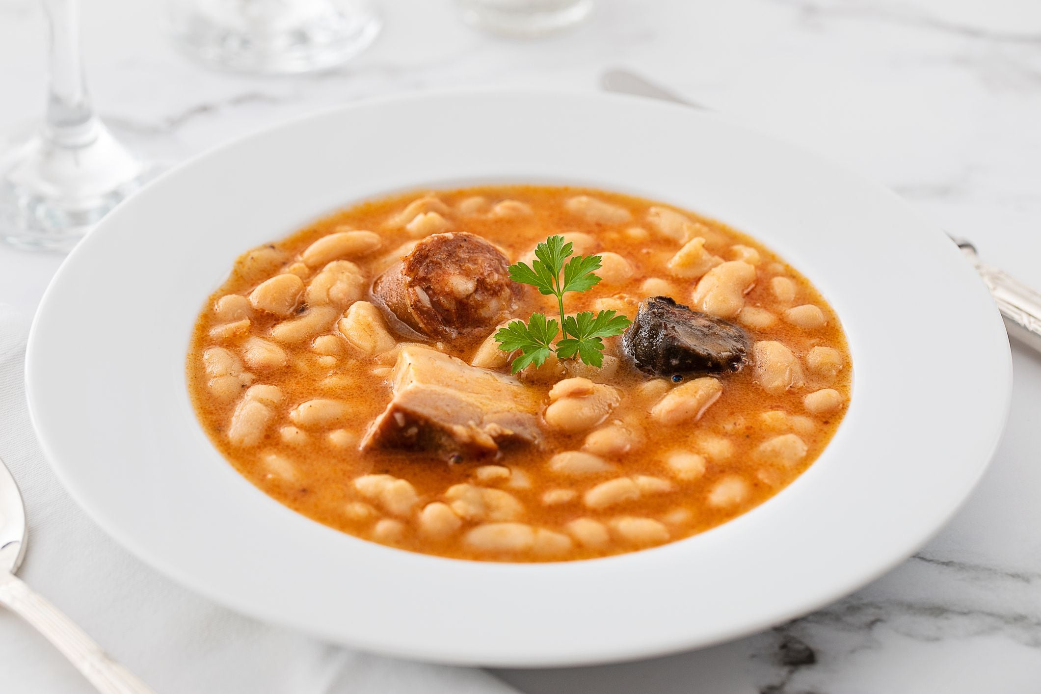 Un plato de fabada asturiana (Getty Images).