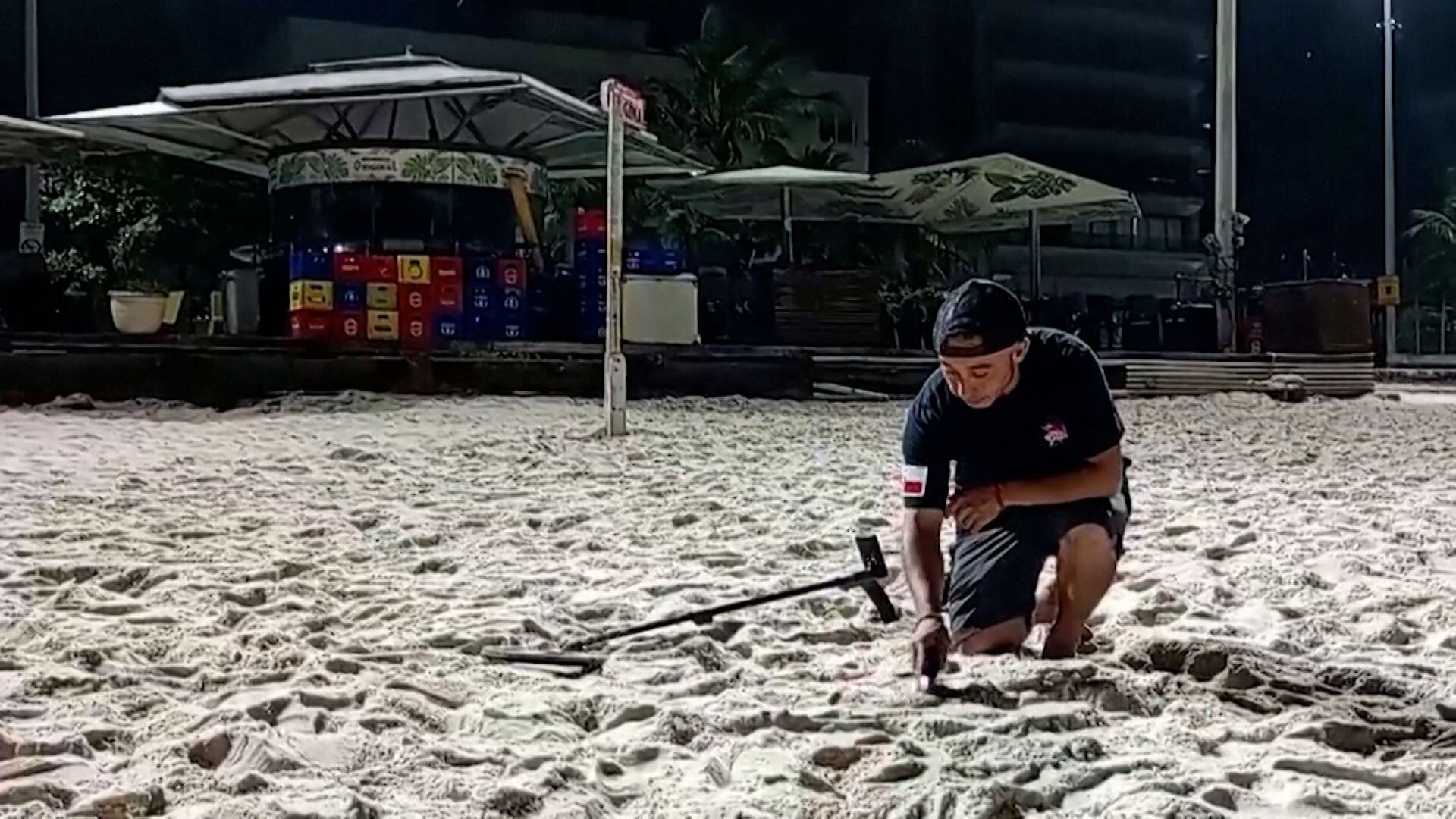 Un chileno compró un televisor con monedas recolectadas en playas y parque captura