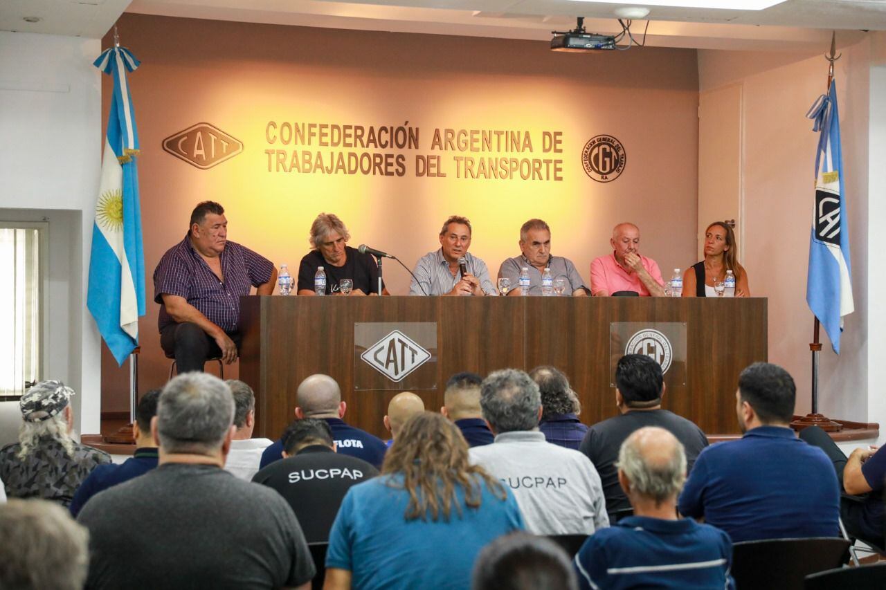 Reunión de la Confederación Argentina de Trabajadores del Transporte (CATT), presidida por Sergio Sasia