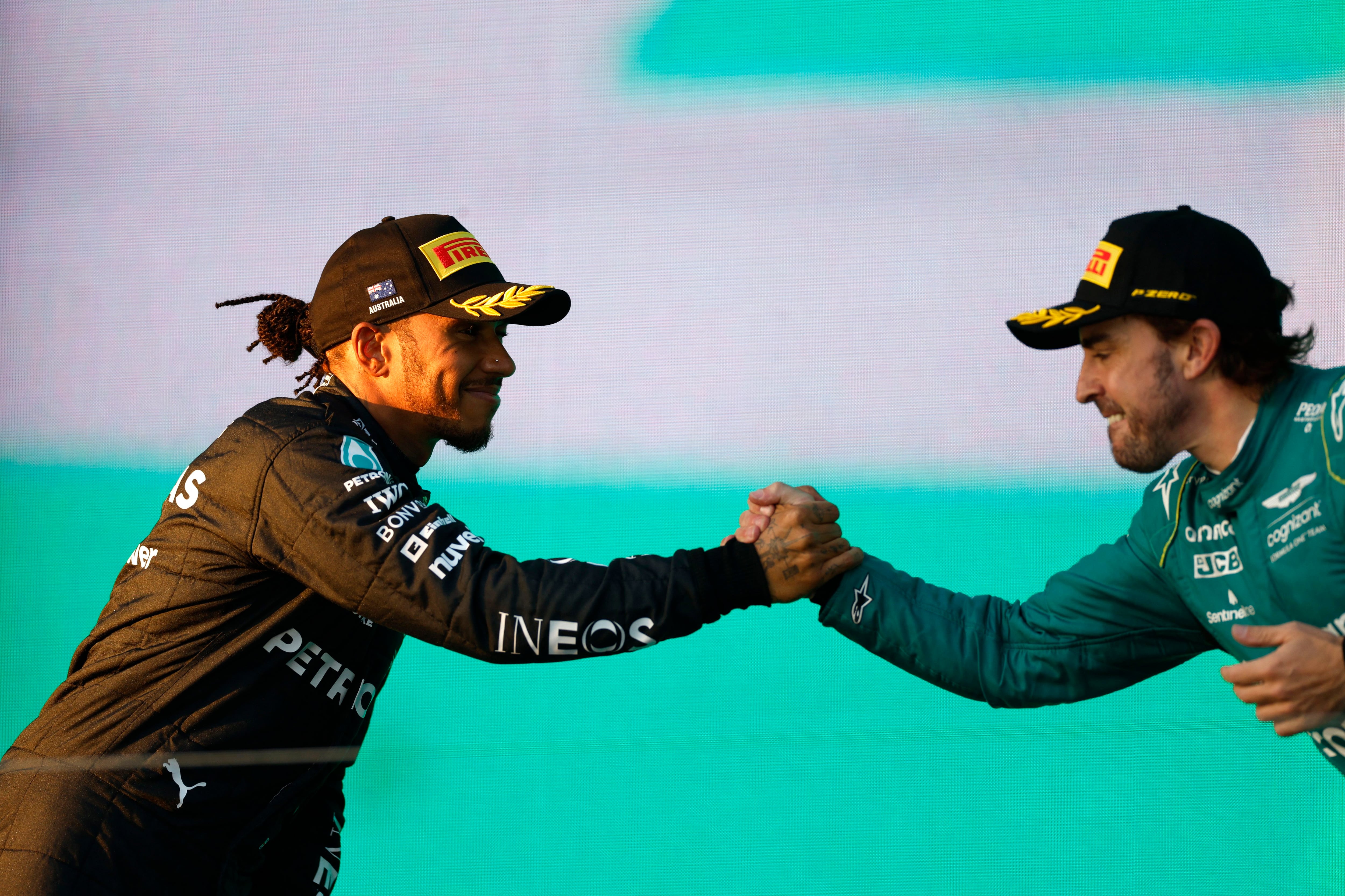 Hamilton y Alonso se saludan en el podio del GP de Australia (REUTERS).