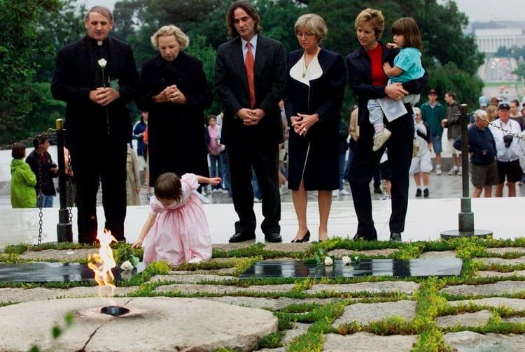 En esta foto de archivo del 6 de junio de 2000, Saoirse Kennedy Hill -fallecida este 1 de agosto-, coloca una rosa blanca en la Llama Eterna, la tumba del presidente John F. Kennedy, en el Cementerio Nacional de Arlington en Arlington, Virginia. (AP)