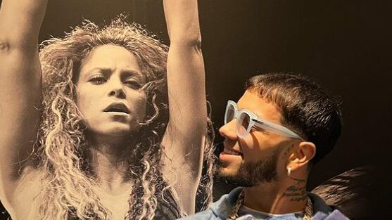 Anuel AA posa con valla publicitaria de Shakira / Instagram