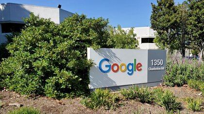 Un letrero en una oficina de Google cerca de la sede de la compañía en Mountain View, California, (Reuters)