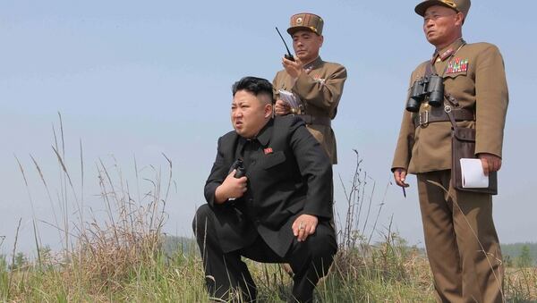 Kim Jong Un supervisa un lanzamiento de misiles (KCNA/Reuters)