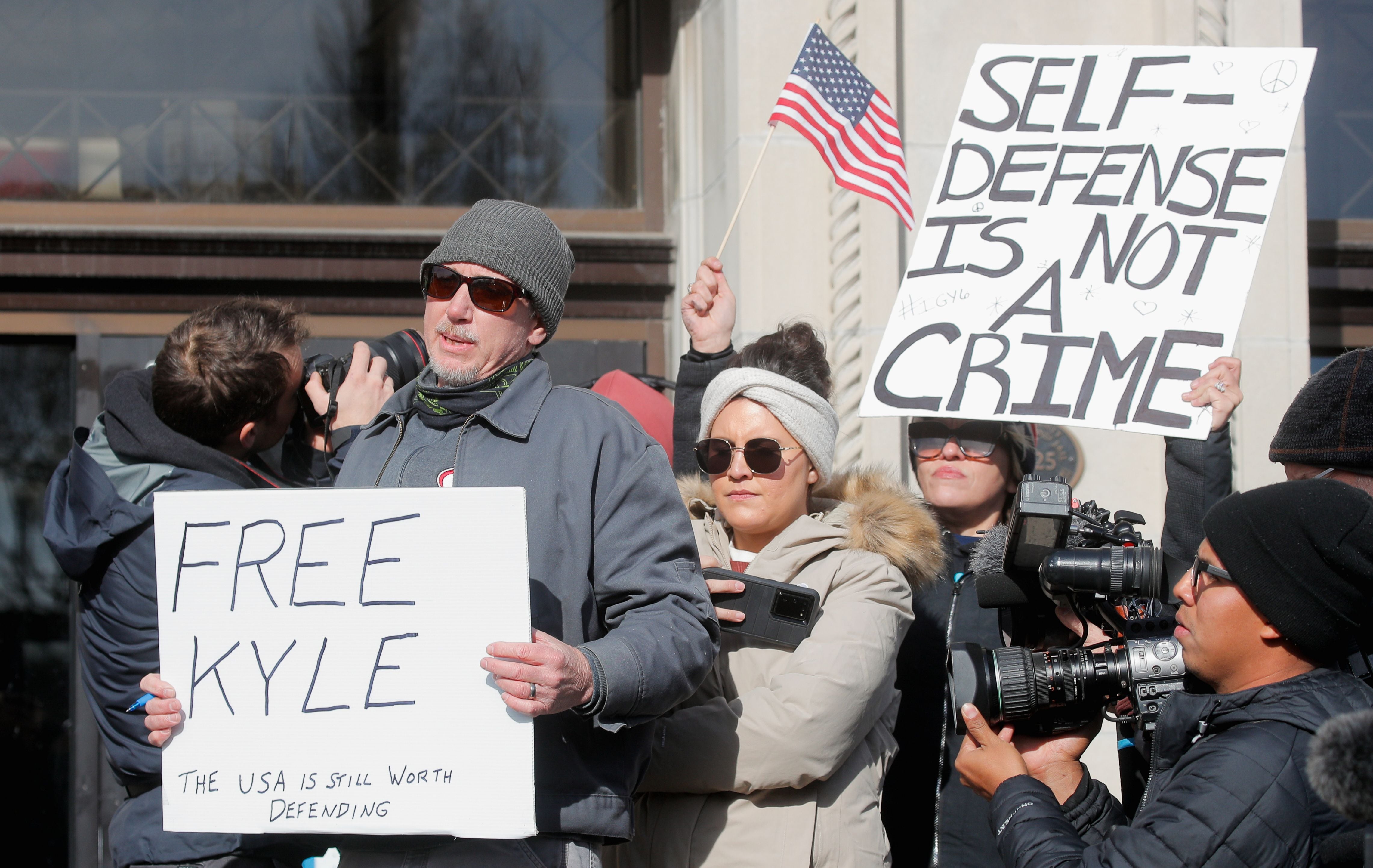People awaiting verdict at Kyle Rittenhouse's trial, outside Kenosha County Courthouse in Kenosha, Wisconsin, United States, November 19, 2021. REUTERS / Brendan McDermid
